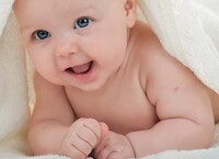 Malé dítě jako lačný pozorovatel všeho, co se kolem něj děje. Zdroj: Samphotostock